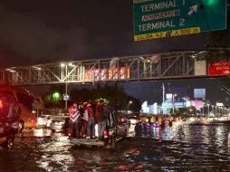 La terminal aérea se inundó en varias áreas, incluyendo las pistas, por la tromba que azotó a la ciudad anoche. SUN / V. Rosas