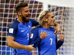 Giroud (I) celebra con Griezmann (D), el motor del ataque del combinado galo. AP / F. Mori