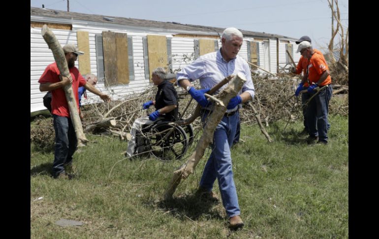 Abbott y Mike Pence realizaron una visita a la Primera Iglesia Bautista en Rockport. AP / E. Gay