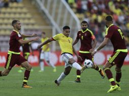 El colombiano Radamel Falcao (C) se fue en blanco. AP / M. Campodonico