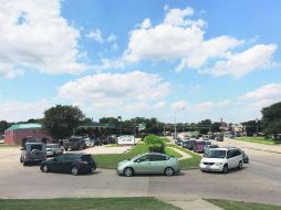 Largas filas. Automovilistas en las distintas ciudades de Texas se lanzaron ayer a las estaciones de gasolina. NTX /