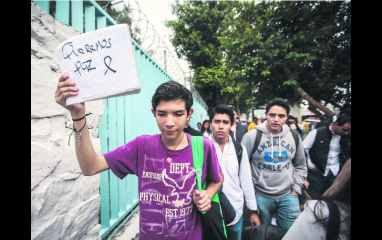 Estudiantes, maestros y trabajadores del CUCEI, preparatorias 12 y Vocacional salieron ayer a las calles para exigir seguridad. EL INFORMADOR / F. Atilano