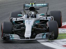 Valtteri Bottas toma una curva en el circuito de Monza durante el primer ensayo libre. AP / L. Bruno