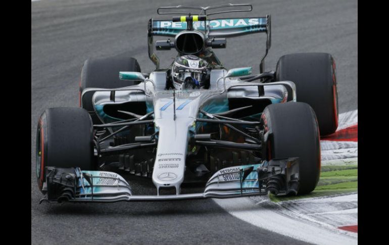 Valtteri Bottas toma una curva en el circuito de Monza durante el primer ensayo libre. AP / L. Bruno