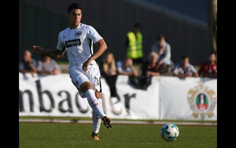 El ex jugador de Chivas espera su debut liguero cuando visiten al Borussia Mönchengladbach el 9 de septiembre. TWITTER / @eintracht_esp