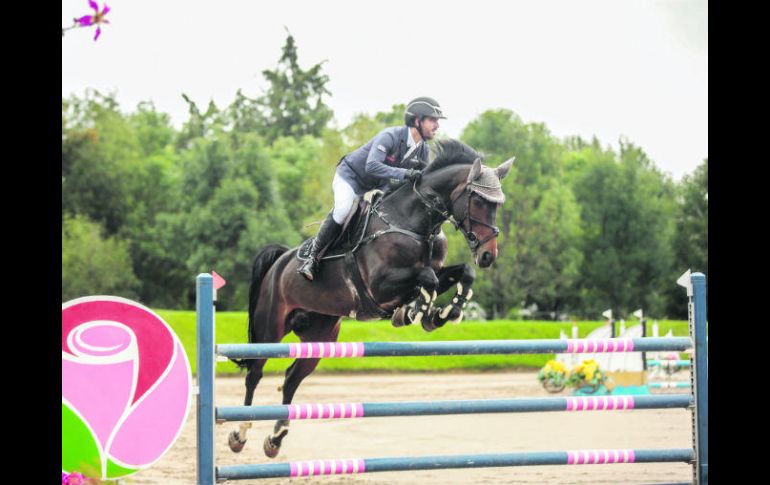 A lomos de 'Nintara', Nicolás Pizarro se hizo de la moña verde al primer lugar en la prueba libre con obstáculos a 1.40 metros. EL INFORMADOR / F. Atilano