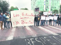 Representantes de la FEU se manifestaron y acudieron ayer a la CEDH para presentar una queja por la inseguridad que se padece. EL INFORMADOR / E. Barrera