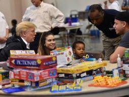 Trump realizó una visita a las víctimas de 'Harvey' en un albergue en Houston. AFP / N. Kamm