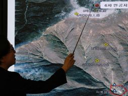 Un meteorólogo surcoreano señala el área de Corea del Norte afectada por los terremotos hoy. EFE / J. Heon-Kyun