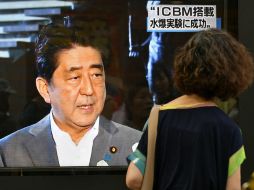 Una mujer mira en la televisión al primer ministro japonés, Shinzo Abe, quien brinda declaraciones a la prensa tras el test norcoreano. EFE / F. Robichon