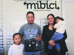 Miguel Ángel Parra y su familia en las instalaciones de MiBici, donde recibió un regalo por hacer el viaje número tres millones. EL INFORMADOR / G. Gallo