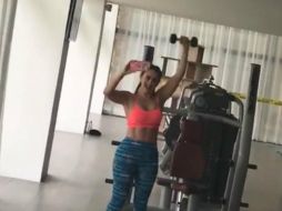 En la imagen se aprecia lo trabajado de su abdomen. INSTAGRAM / aracelyarambula