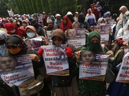 Mujeres sostienen pancartas en contra del budista birmanio Biksu Ashin Wirathu durante las manifestaciones. EFE / A. Weda