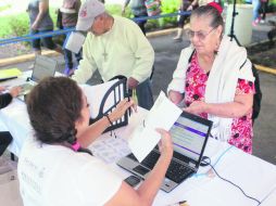 En Jalisco, cerca de 40 mil adultos mayores reciben boletos para transporte gratuito. EL INFORMADOR / ARCHIVO