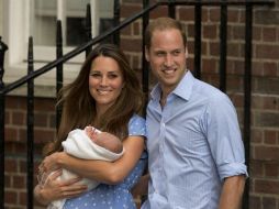 Catalina Middleton y el príncipe Guillermo de Inglaterra presentan a su primer hijo, el príncipe Jorge, a la salida del hospital. AP / ARCHIVO