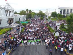 El grupo formado por alrededor de cinco mil personas avanza hacia la Plaza Liberación. TWITTER / @udg_oficial