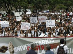 Las autoridades universitarias participan en el mitin con los estudiantes una vez llegados a la Plaza Liberación. EL INFORMADOR / A. Camacho