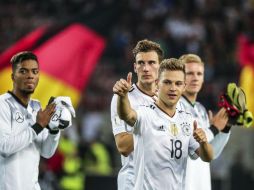 Joshua Kimmich (al frente) y compañeros celebran el triunfo sobre Noruega, prácticamente están calificados a Rusia 2018. EFE / D.Kopatsch