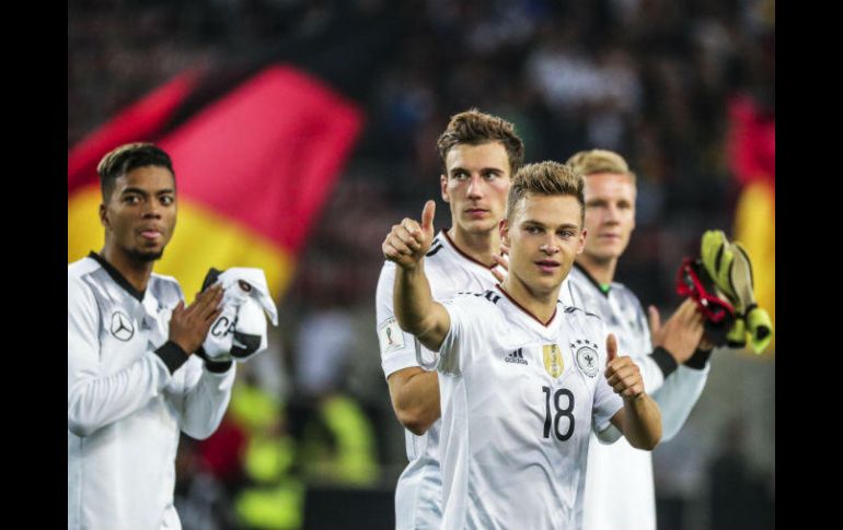 Joshua Kimmich (al frente) y compañeros celebran el triunfo sobre Noruega, prácticamente están calificados a Rusia 2018. EFE / D.Kopatsch