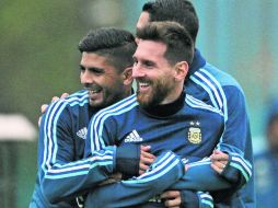 De buen ánimo. Ever Banega, Lionel Messi y Ángel Di María bromean durante la práctica de Argentina previo al juego de hoy. AFP /