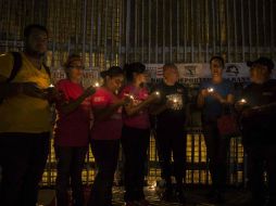 Activistas protestan en contra de la terminación del DACA en una vigilia con velas. AFP / G. Arias