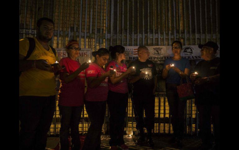 Activistas protestan en contra de la terminación del DACA en una vigilia con velas. AFP / G. Arias