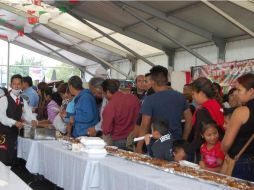 El platillo fue elaborado con más de 130 kilos de tortillas, 130 de pollo y 140 de mole rojo. NTX / ESPECIAL