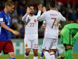 Isco (I) y Morata (D) celebran el tercer tanto español. AFP / M. Buholzer