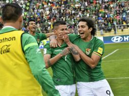 Los bolivianos celebran el triunfo, aunque no tienen posibilidades de calificar. AFP / A. Raldes