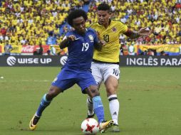 Willian (I), anotador del gol brasileño, disputa un balón con James (D), de Colombia, AFP / L. Acosta