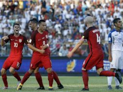 Los estadounidenses celebran el tanto de Wood que los mantiene vivos en la eliminatoria. AP / R. Blackwell