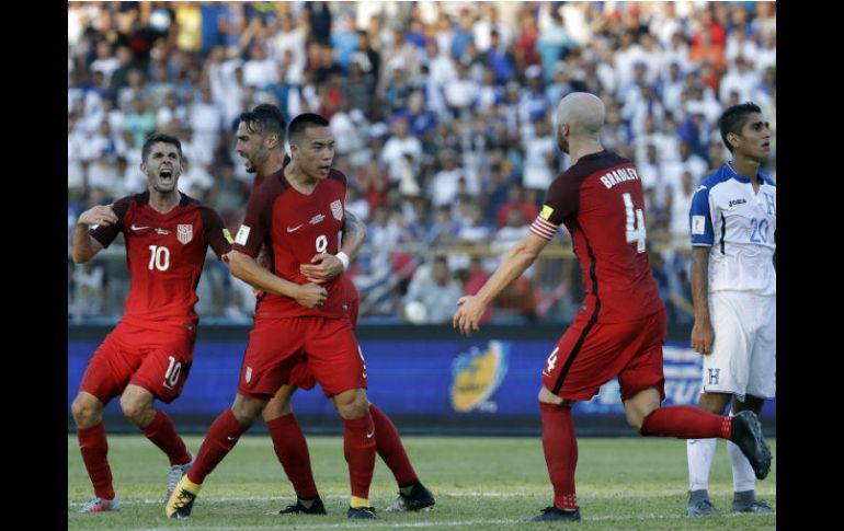 Los estadounidenses celebran el tanto de Wood que los mantiene vivos en la eliminatoria. AP / R. Blackwell