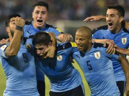 Federico Valverde celebra con sus compañeros la primera anotación; Uruguay sumó 27 puntos con esta victoria. AFP / D.Duarte