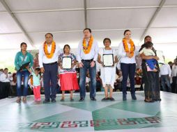 En Tlapa de Comonfort, Guerrero, Osorio Chong entregó actas de nacimiento, certificados de proyectos productivos y becas de estudio. NTX /