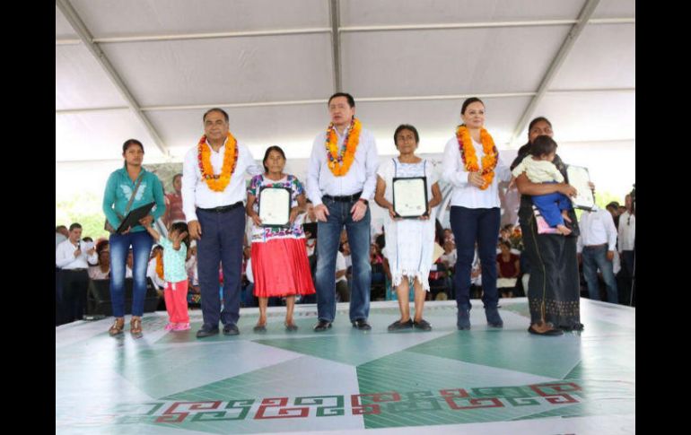 En Tlapa de Comonfort, Guerrero, Osorio Chong entregó actas de nacimiento, certificados de proyectos productivos y becas de estudio. NTX /