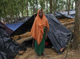 Una mujer de la minoría rohinyá posa junto a una improvisada tienda de campaña en un campamento de Teknaf, Bangladesh. EFE / M. Alam