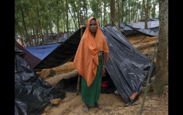 Una mujer de la minoría rohinyá posa junto a una improvisada tienda de campaña en un campamento de Teknaf, Bangladesh. EFE / M. Alam