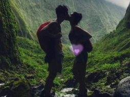 En la fotografía aparece dando un beso a Aislinn, con un 'sticker' de corazón en el vientre. INSTAGRAM / mauochmann