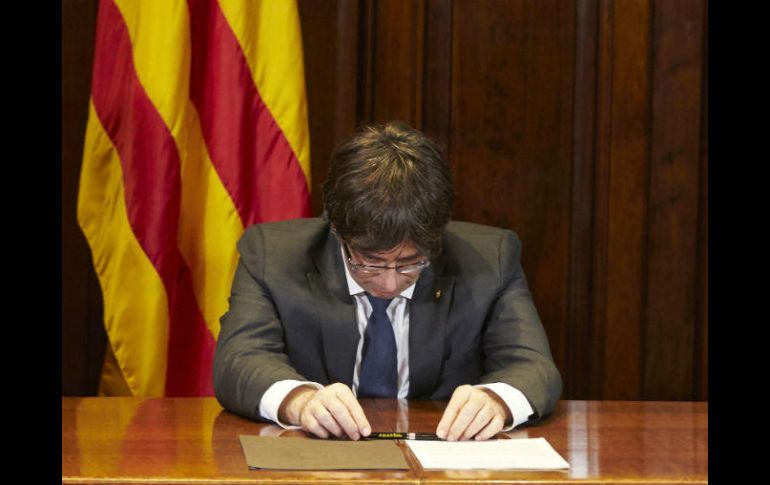 El presidente de la Generalitat, Carles Puigdemont firma la convocatoria del referéndum tras la aprobación de la ley hoy mismo. EFE / A. García