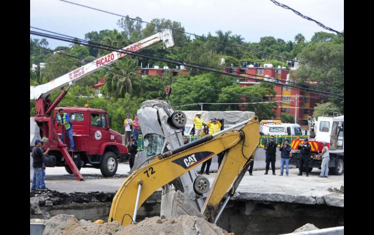 Dos personas murieron por asfixia el pasado 12 de julio al caer en el socavón que se hizo en el Paso Exprés de Cuernavaca. EFE / ARCHIVO