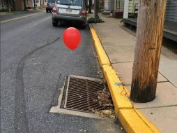 El departamento de policía de Lititz publicó imágenes de los globos rojos que un bromista ató a un par de alcantarillas. FACEBOOK / Lititz Borough Police Department