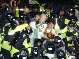 Manifestantes surcoreanos se enfrentan a la policía antidisturbios por el depliegue de un sistema antimisiles en el país asiático. EFE / Yonhap