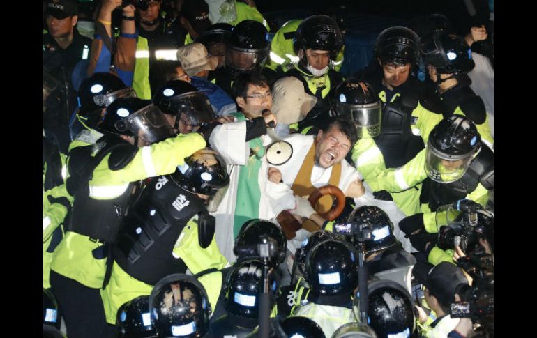 Manifestantes surcoreanos se enfrentan a la policía antidisturbios por el depliegue de un sistema antimisiles en el país asiático. EFE / Yonhap