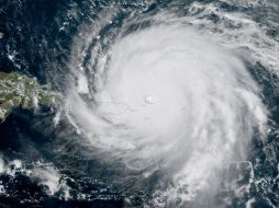 El ojo del huracán se encuentra a 410 kilómetros al este-sureste de la británica Isla Gran Turca. EFE / NOAA