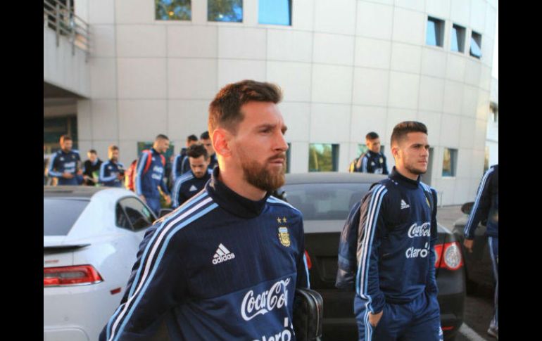 'Es difícil que Messi haga jugar a esos panaderos', dice Asprilla sobre los compañeros de Messi en el combinado argentino. TWITTER / @Argentina