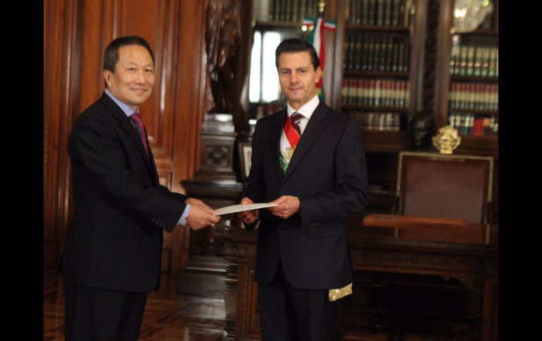 .El 20 de junio del 2016 Kim Hyong Gil, embajador de Corea del Norte, presentó sus Cartas Credenciales a Peña Nieto. ESPECIAL / www.gob.mx