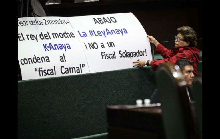 Diputados protestan contra Ricardo Anaya durante la instalación de la nueva Mesa Directiva de la Cámara baja. SUN / J. Reyes