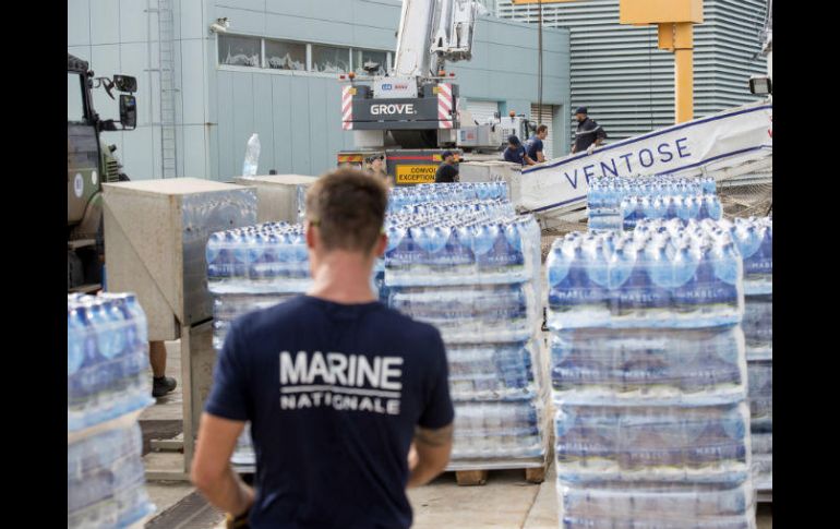 Marinos franceses preparan víveres para los afectados por 'Irma' en las islas francesas del Caribe. AP / Ministerio de Defensa de Francia