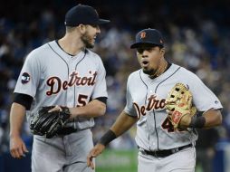 Jeimer Candelario (derecha) es felicitado por el pitcher Drew VerHagen. AP / N. Denette