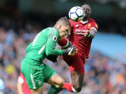 Liverpool quedó en desventaja numérica por la expulsión de Sadio Mane tras patear en el rostro al portero brasileño Ederson. EFE / N. Roddis